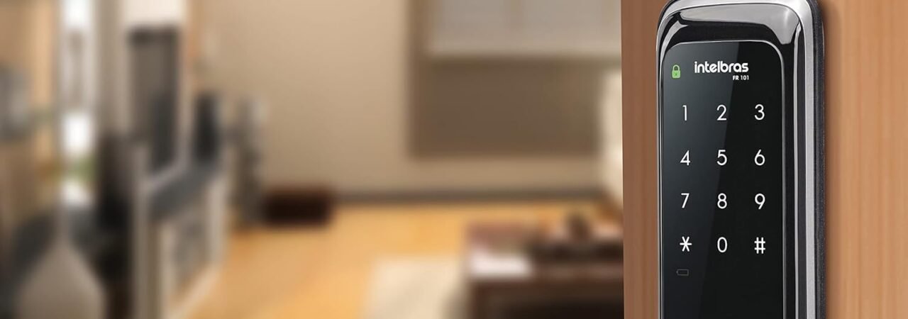 Fechadura digital de sobrepor Intelbras FR 101 preta com teclado touch screen instalada em porta de madeira.